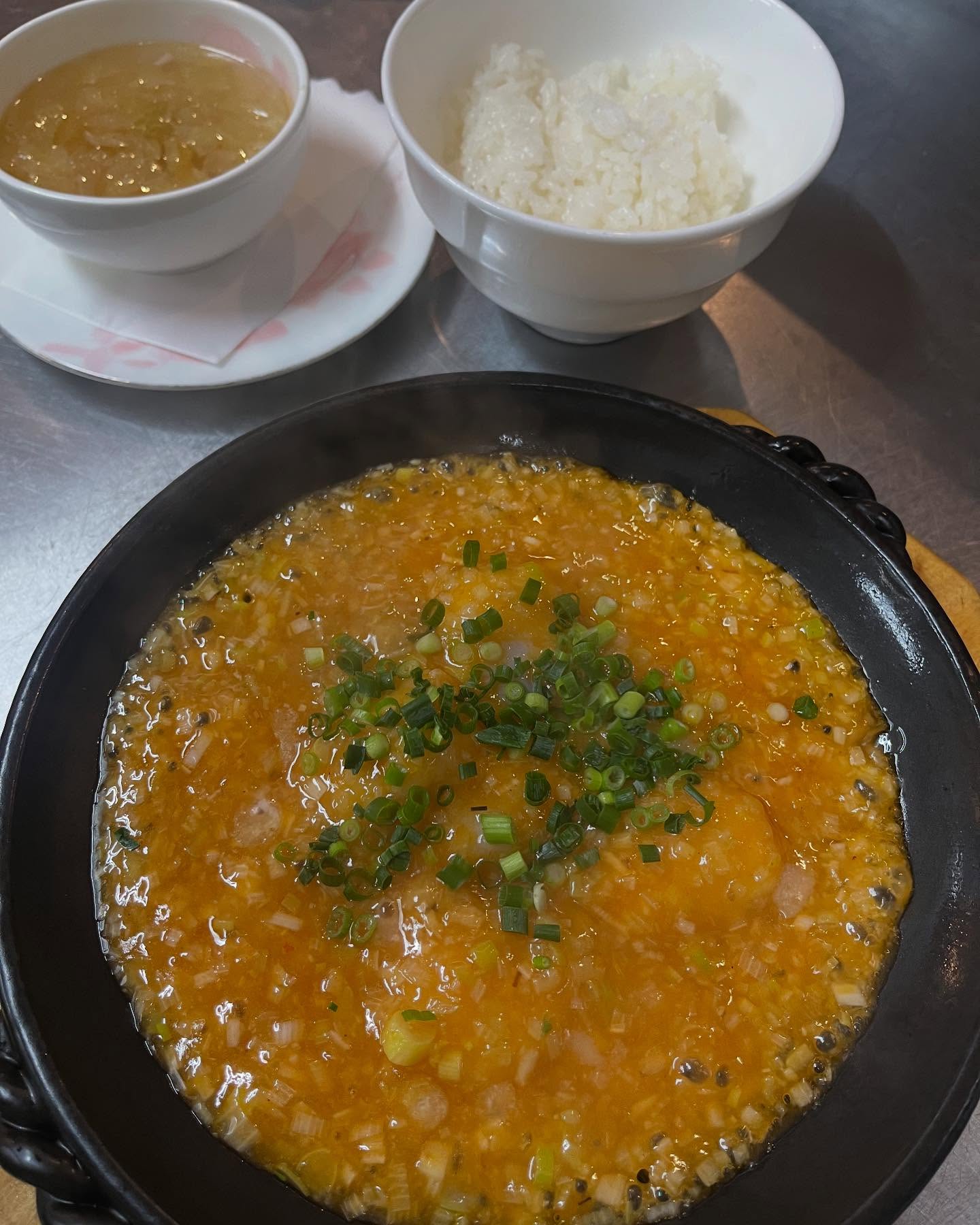 こんばんは(^^)！栃木県佐野市　道の駅どまんなかたぬま内にある　本格中国料理CHINESE DINING花と華です️

／
営業時間
11:30〜15:00(14:30L.o) 
＼
お電話にてお席のご予約も承ります♩

Chinese dining 花と華
0283-61-0078
※9:00～お電話繋がります

本日は『帆立のチリソースセット』のご紹介です

北海道産の大粒ホタテを花と華特製のチリソースで煮込みました。肉厚で食べ応えのあるホタテと、ピリッと辛いチリソースが相性抜群️一度食べたらやみつきになること間違いなし

ご飯・ザーサイ・スープ・サラダ・デザートが付き
1,980円（税込）です

期間限定の販売となってます。是非お早めにご賞味ください
皆様のご来店お待ちしております‍♂️